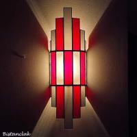Exemple d'une lampe applique vitrail moderne personnalisée en verre coloré rouge et gris